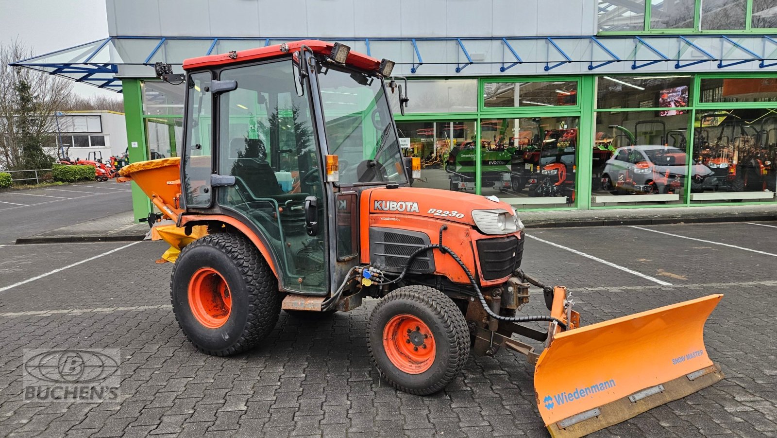 Kommunaltraktor des Typs Kubota B2230 Winterdienst, Gebrauchtmaschine in Olpe (Bild 2)