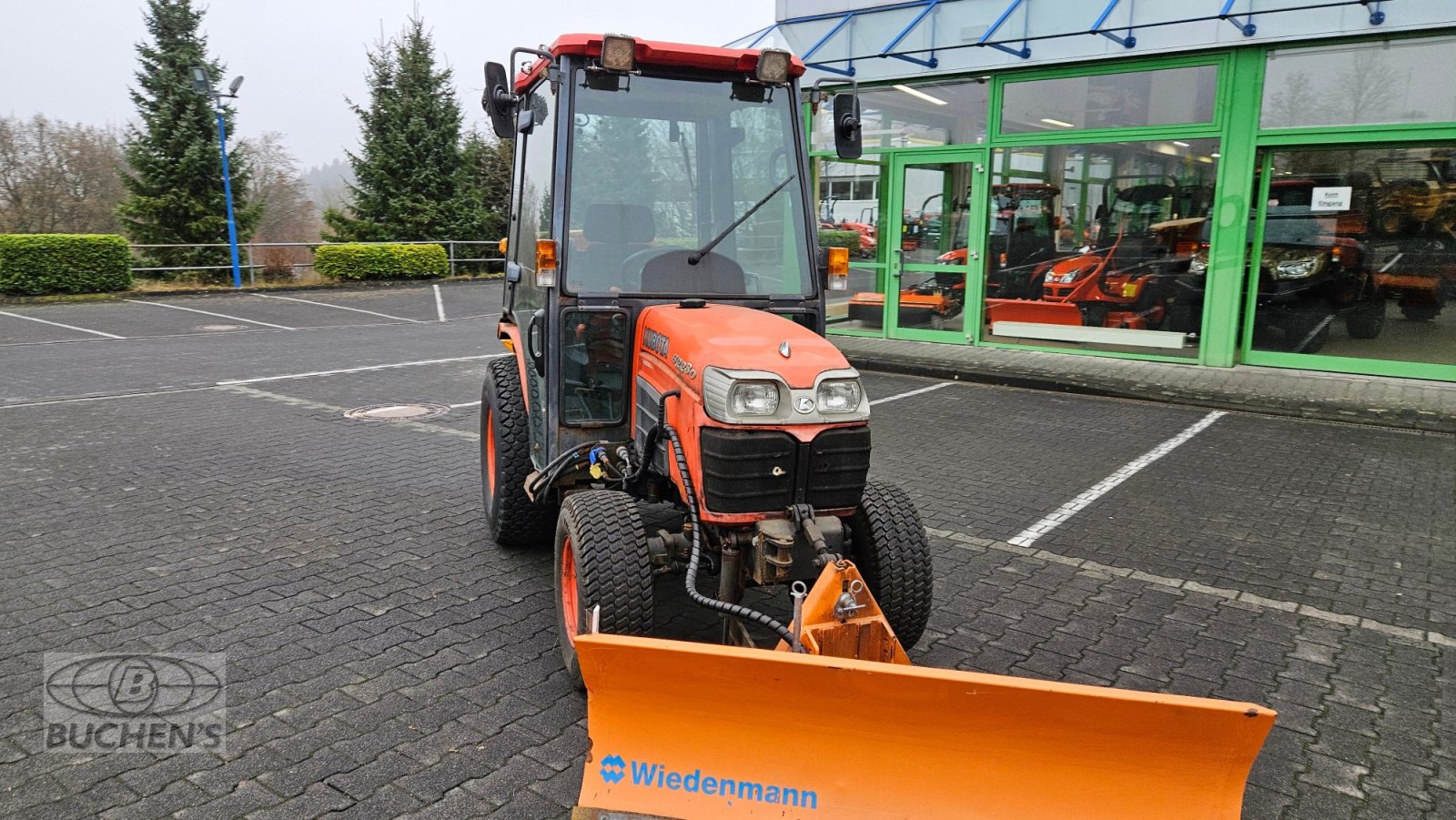 Kommunaltraktor des Typs Kubota B2230 Winterdienst, Gebrauchtmaschine in Olpe (Bild 3)