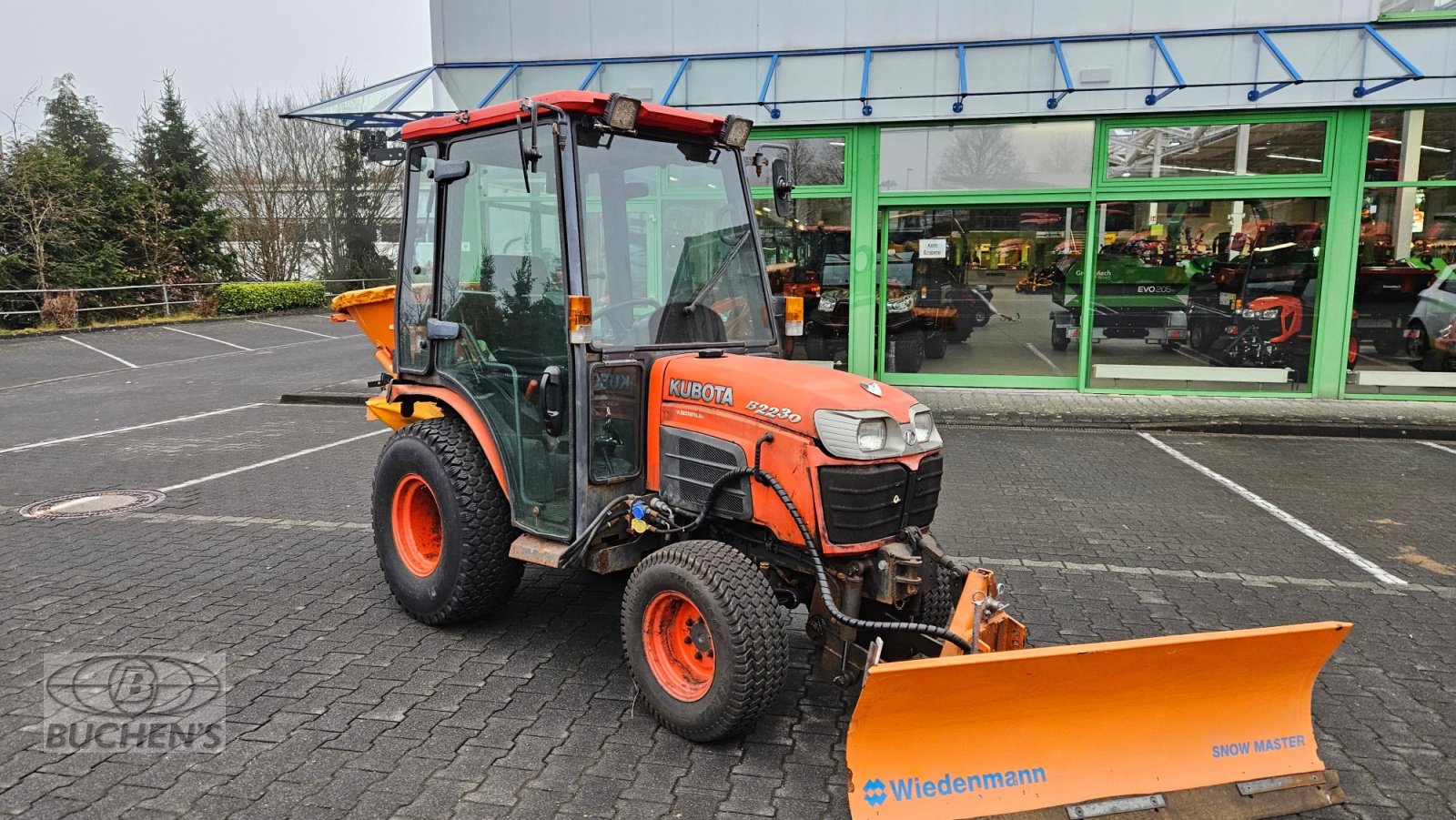 Kommunaltraktor des Typs Kubota B2230 Winterdienst, Gebrauchtmaschine in Olpe (Bild 4)