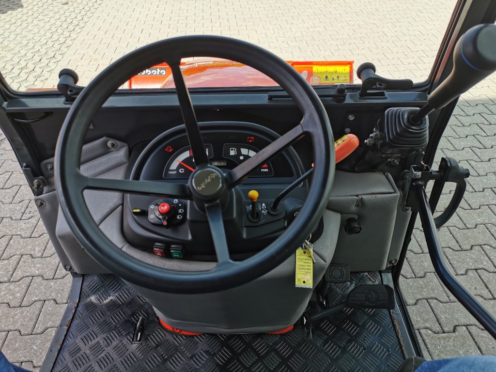 Kommunaltraktor des Typs Kubota BX 2350 Allrad Hydrostat alle inkl. Schneeschild 1.40m und Streugerät, Gebrauchtmaschine in Pfarrkirchen im Mühlkreis (Bild 11)