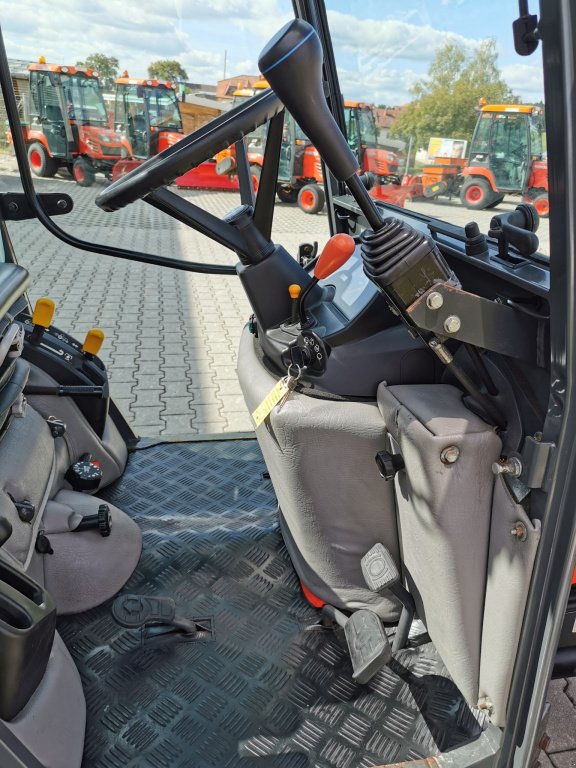 Kommunaltraktor des Typs Kubota BX 2350 Allrad Hydrostat alle inkl. Schneeschild 1.40m und Streugerät, Gebrauchtmaschine in Pfarrkirchen im Mühlkreis (Bild 4)