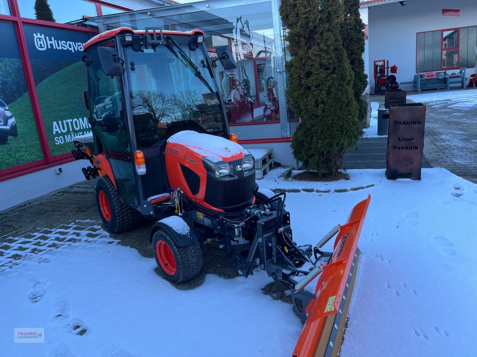 Kommunaltraktor типа Kubota BX 261 Cab m. Schild+Streuer, Neumaschine в Mainburg/Wambach (Фотография 4)
