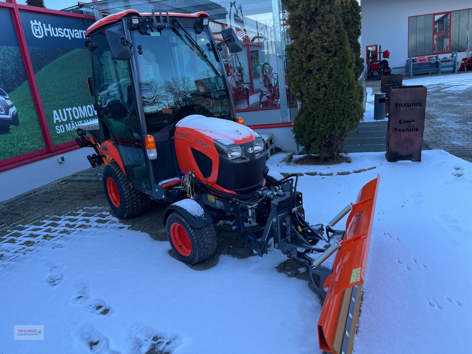 Kommunaltraktor типа Kubota BX 261 Cab m. Schild+Streuer, Neumaschine в Mainburg/Wambach (Фотография 5)