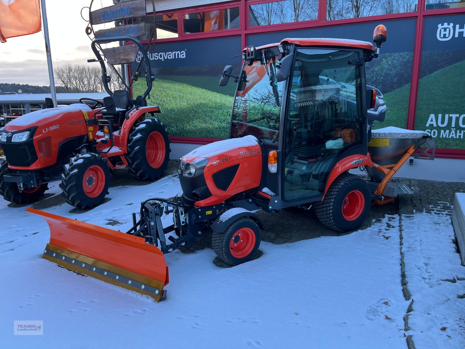 Kommunaltraktor типа Kubota BX 261 Cab m. Schild+Streuer, Neumaschine в Mainburg/Wambach (Фотография 11)