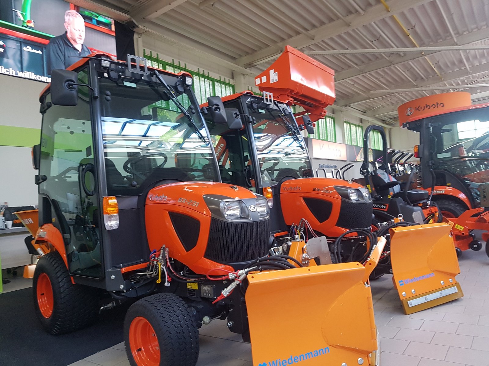 Kommunaltraktor des Typs Kubota BX261 CAB Winterdienstpaket, Neumaschine in Olpe (Bild 3)