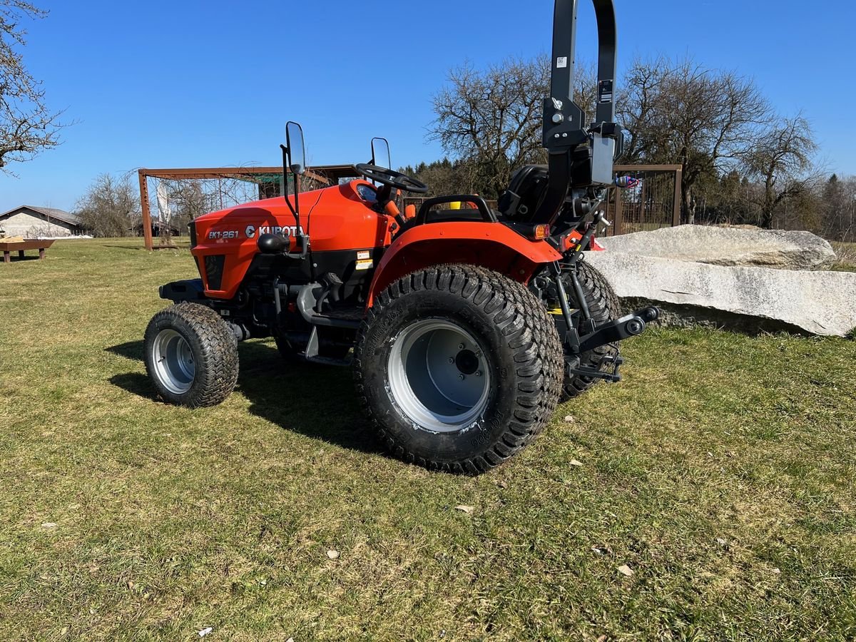 Kommunaltraktor des Typs Kubota EK 261 Rasenbereifung, Neumaschine in NATTERNBACH (Bild 9)