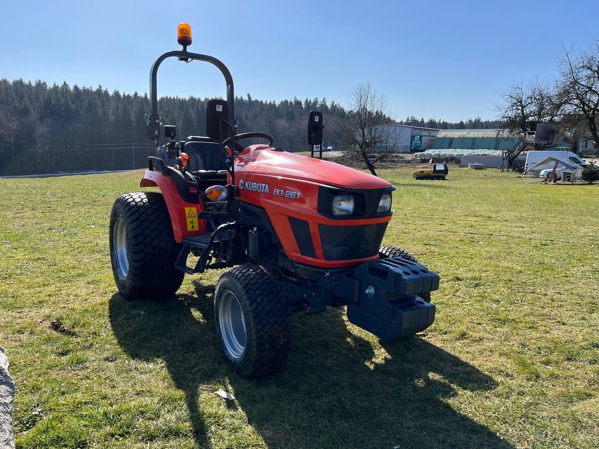 Kommunaltraktor des Typs Kubota EK 261 Rasenbereifung, Neumaschine in NATTERNBACH (Bild 5)