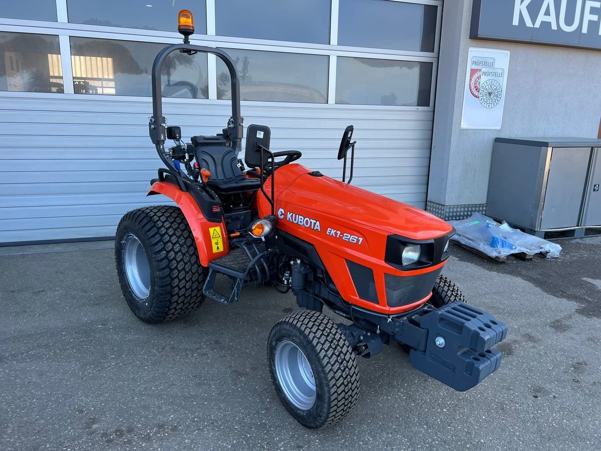 Kommunaltraktor des Typs Kubota EK 261 Rasenbereifung, Neumaschine in NATTERNBACH (Bild 1)