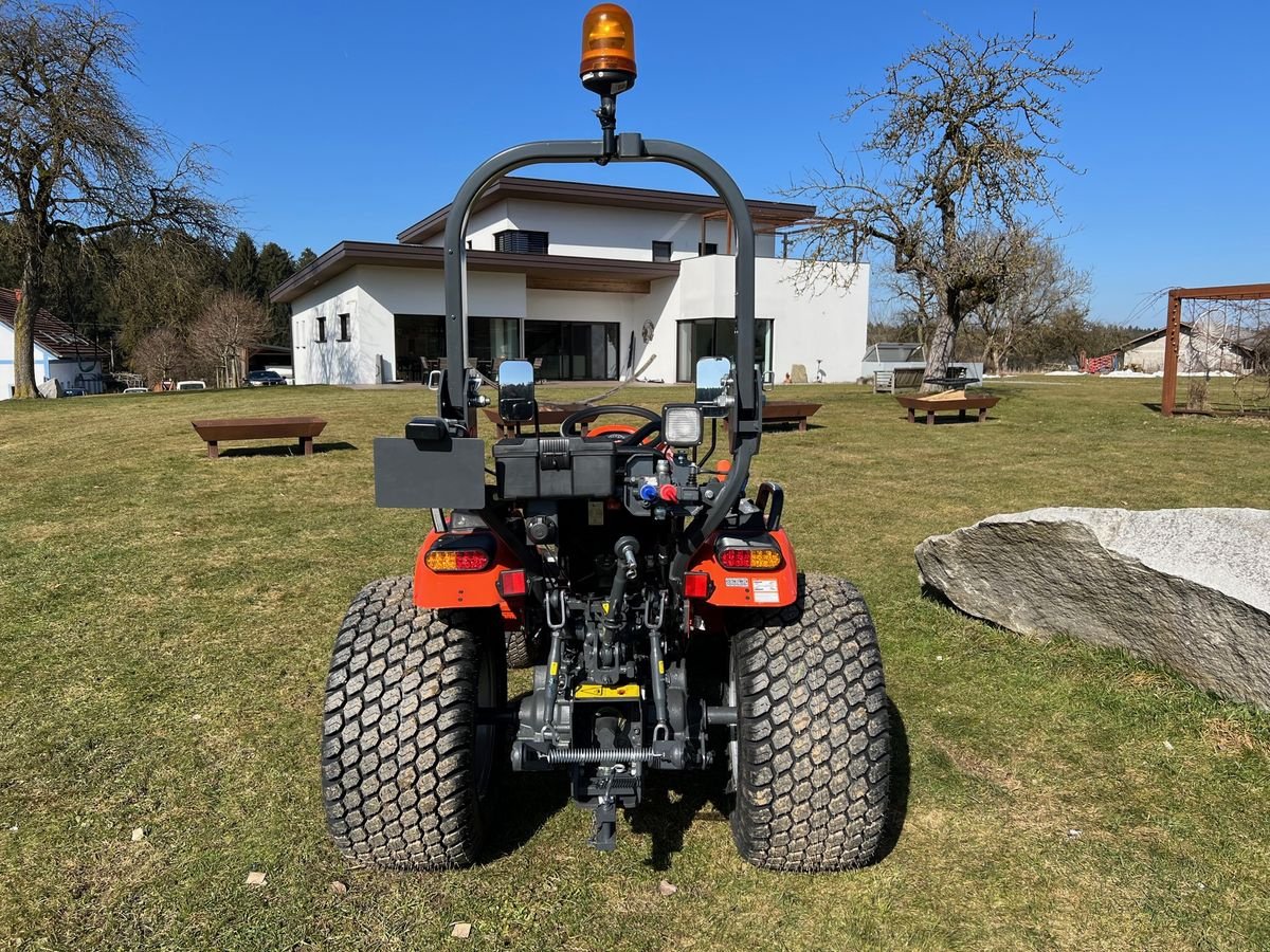 Kommunaltraktor des Typs Kubota EK 261 Rasenbereifung, Neumaschine in NATTERNBACH (Bild 12)