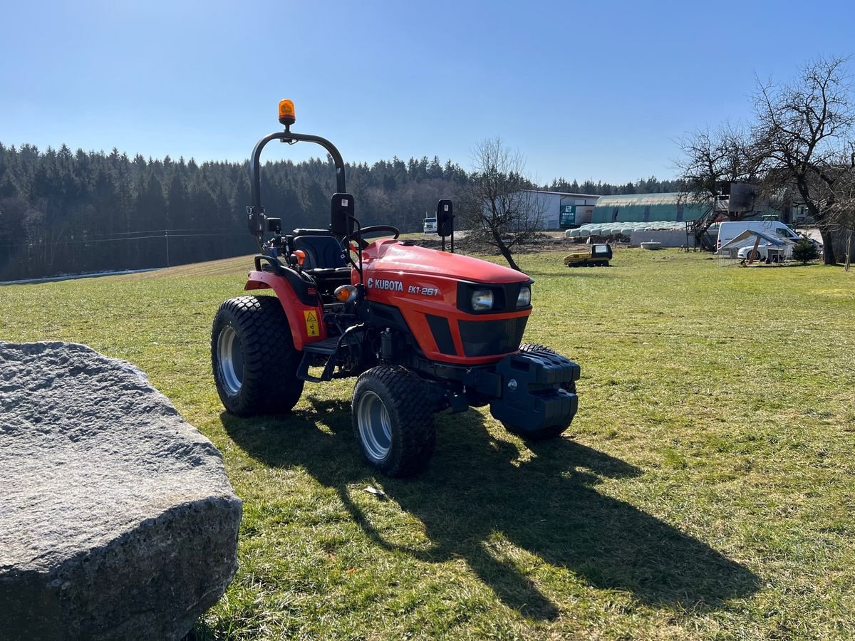 Kommunaltraktor des Typs Kubota EK 261 Rasenbereifung, Neumaschine in NATTERNBACH (Bild 7)