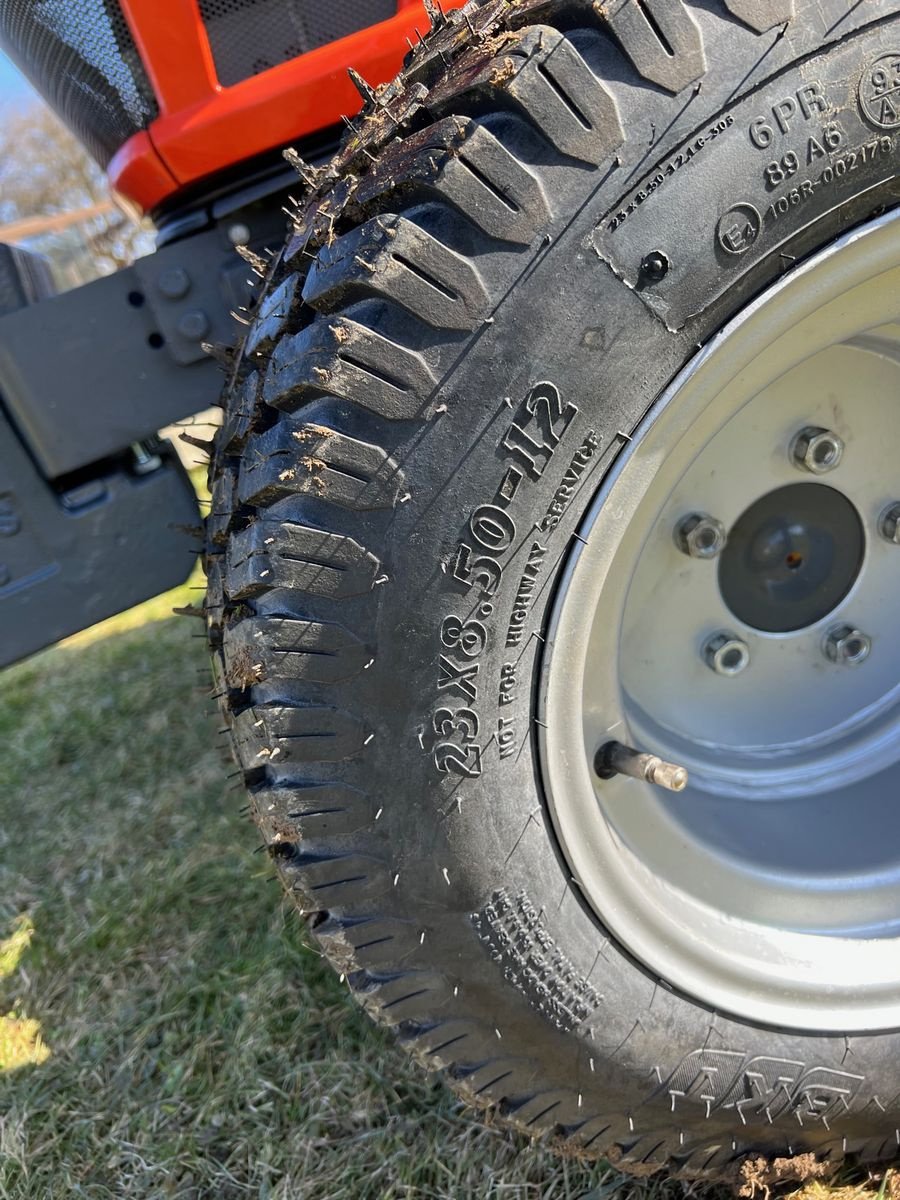 Kommunaltraktor des Typs Kubota EK 261 Rasenbereifung, Neumaschine in NATTERNBACH (Bild 11)