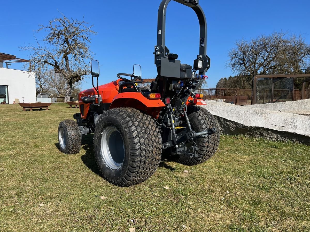 Kommunaltraktor des Typs Kubota EK 261 Rasenbereifung, Neumaschine in NATTERNBACH (Bild 8)