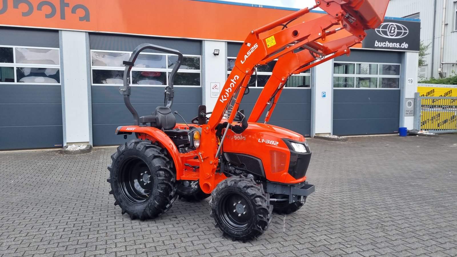 Kommunaltraktor типа Kubota L1-382 H Frontlader, Neumaschine в Olpe (Фотография 1)