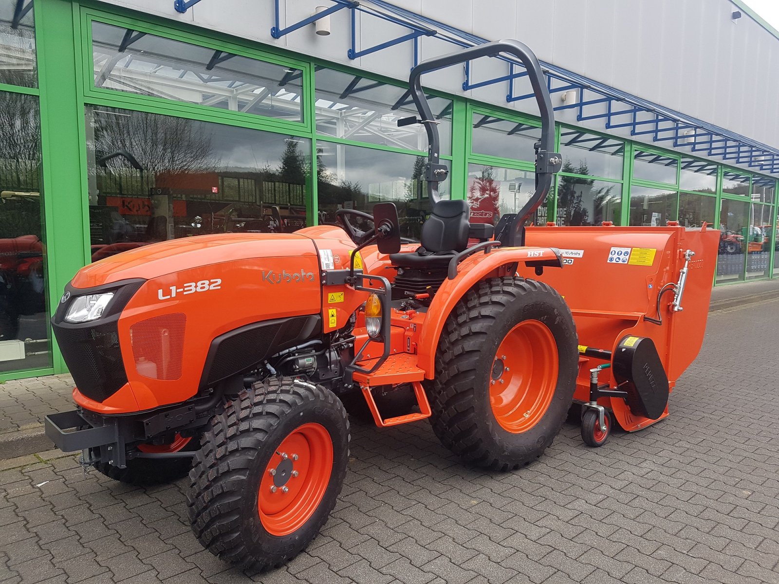 Kommunaltraktor des Typs Kubota L1-382 Hydrostat, Neumaschine in Olpe (Bild 3)