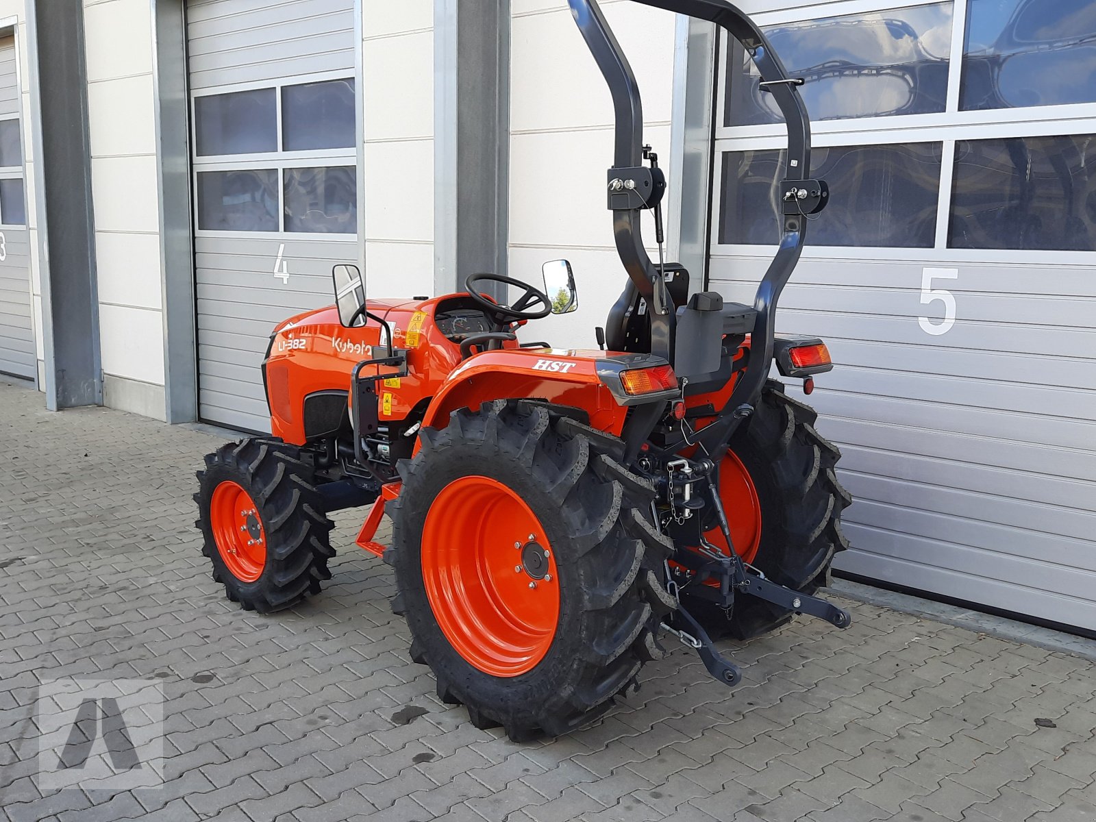 Kommunaltraktor des Typs Kubota L1-382, Neumaschine in Antdorf (Bild 3)