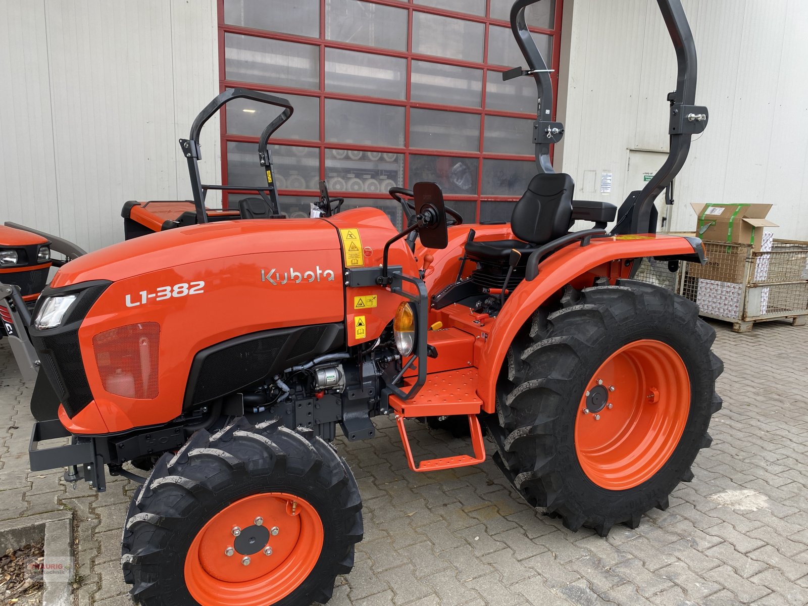Kommunaltraktor des Typs Kubota L1382 Rops, Neumaschine in Mainburg/Wambach (Bild 4)