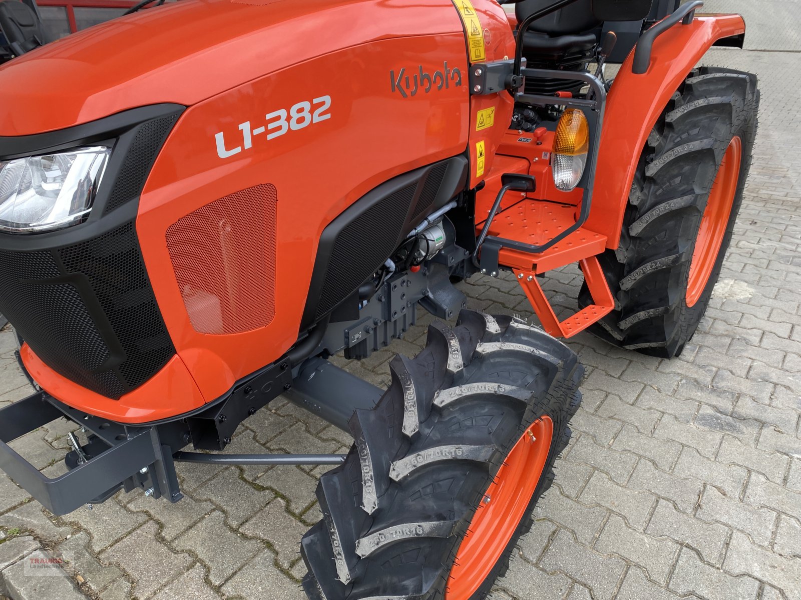 Kommunaltraktor des Typs Kubota L1382 Rops, Neumaschine in Mainburg/Wambach (Bild 3)