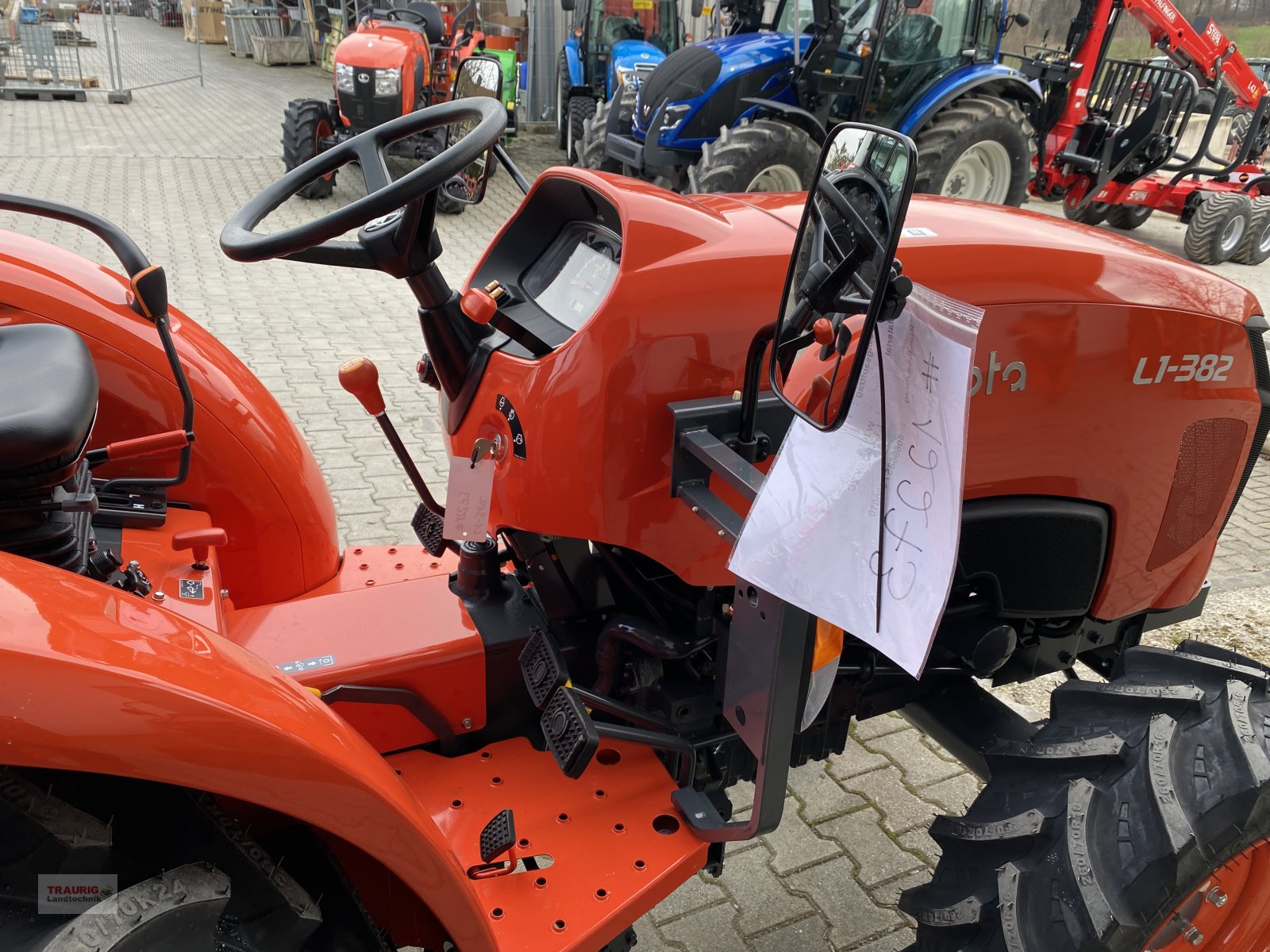 Kommunaltraktor des Typs Kubota L1382 Rops, Neumaschine in Mainburg/Wambach (Bild 5)