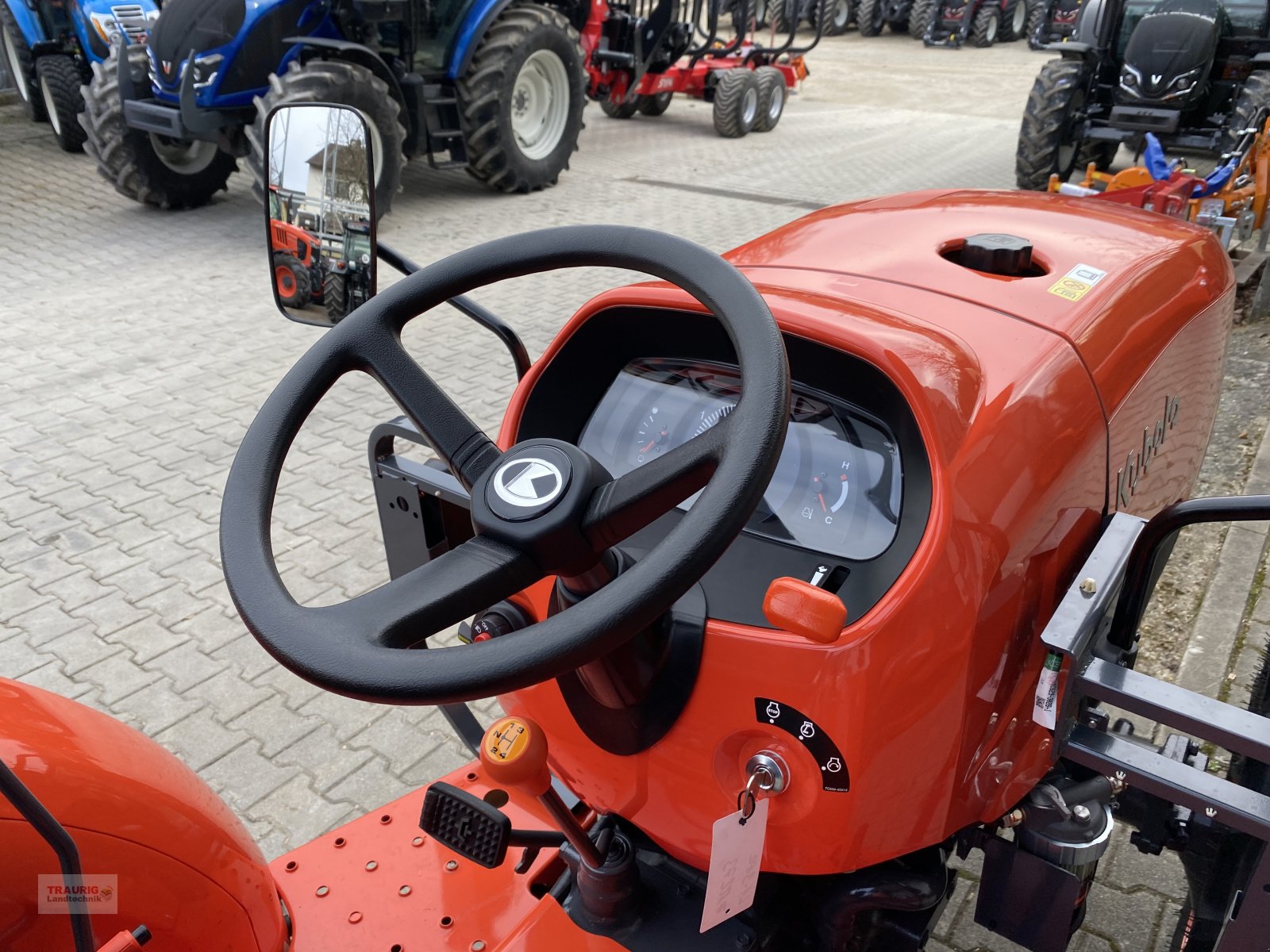 Kommunaltraktor des Typs Kubota L1382 Rops, Neumaschine in Mainburg/Wambach (Bild 6)