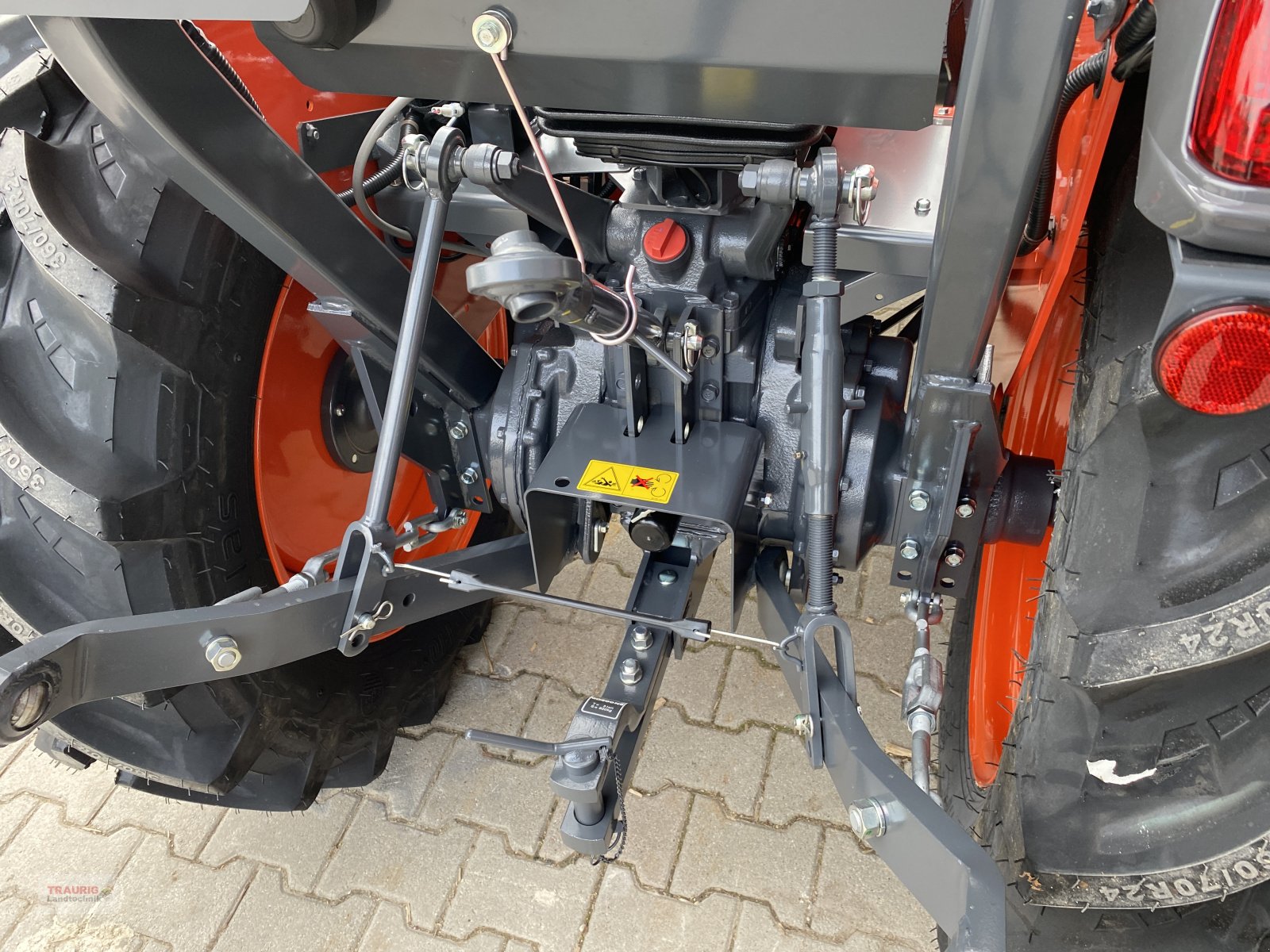 Kommunaltraktor des Typs Kubota L1382 Rops, Neumaschine in Mainburg/Wambach (Bild 8)