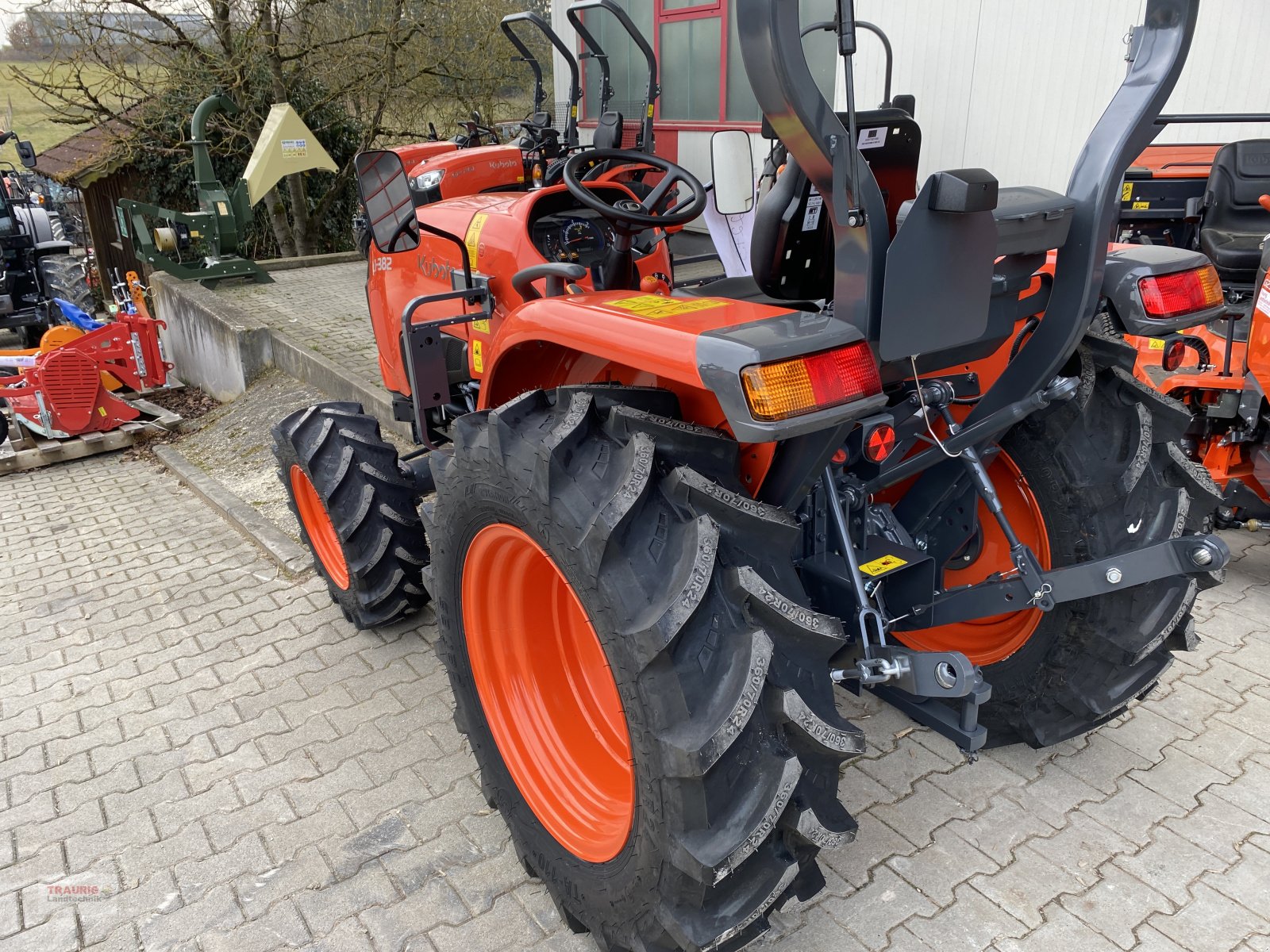 Kommunaltraktor des Typs Kubota L1382 Rops, Neumaschine in Mainburg/Wambach (Bild 2)