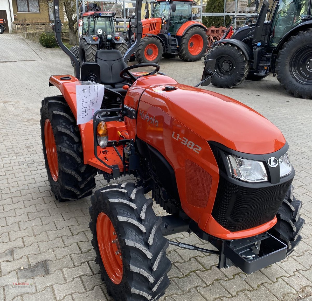 Kommunaltraktor des Typs Kubota L1382 Rops, Neumaschine in Mainburg/Wambach (Bild 1)