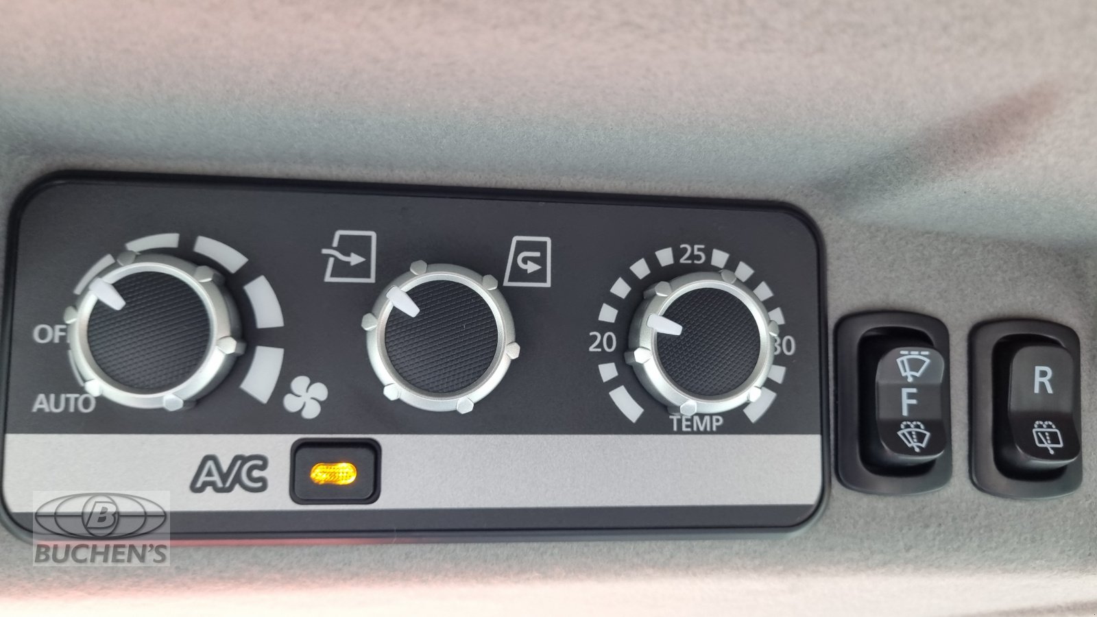 Kommunaltraktor tip Kubota L2-452H CAB Winterdienstpaket, Gebrauchtmaschine in Olpe (Poză 9)