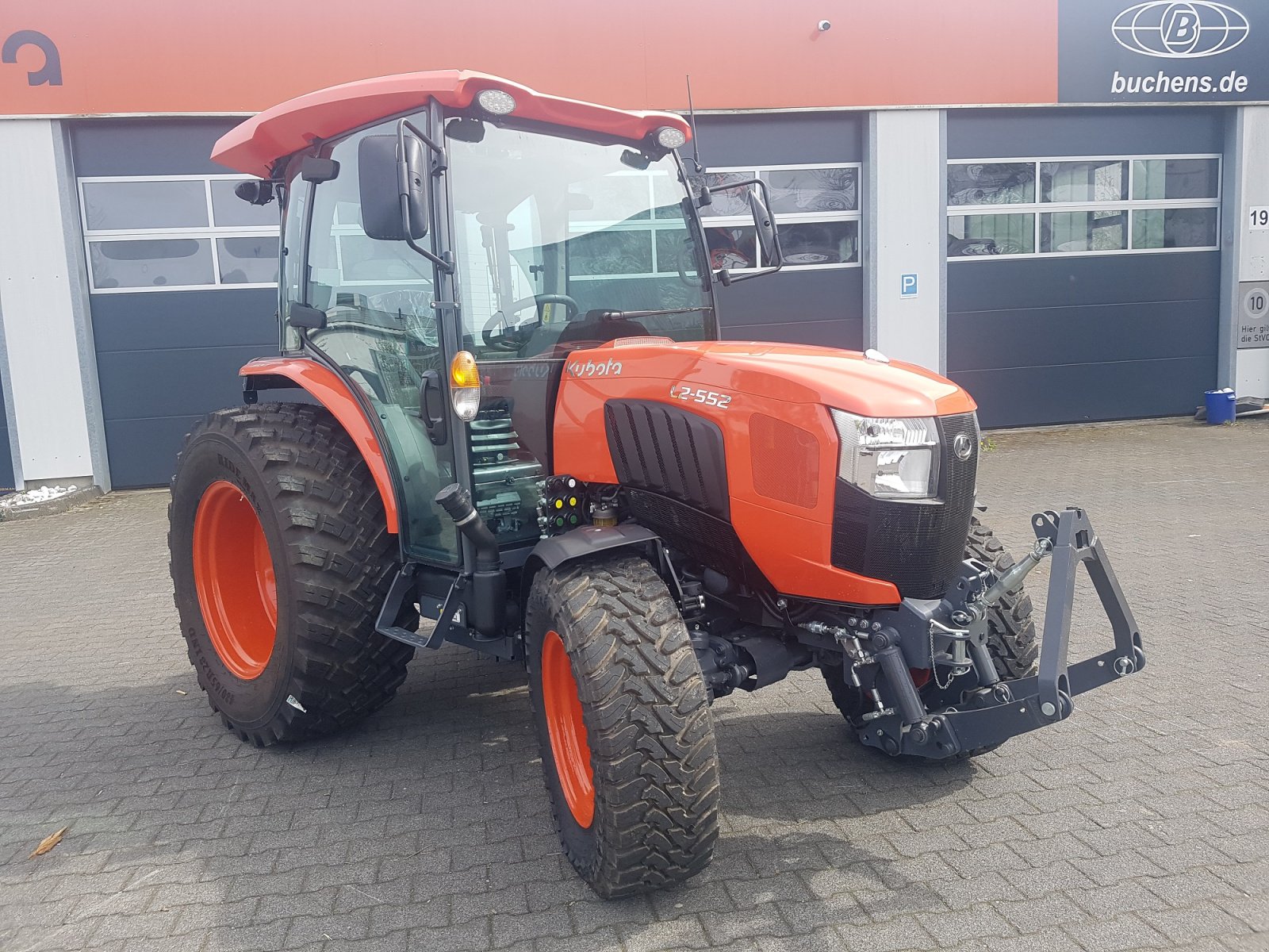 Kommunaltraktor des Typs Kubota L2-552 H CAB, Neumaschine in Olpe (Bild 1)