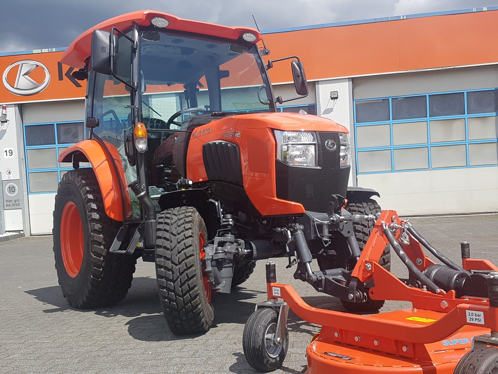 Kommunaltraktor of the type Kubota L2-552 H CAB, Neumaschine in Olpe (Picture 9)