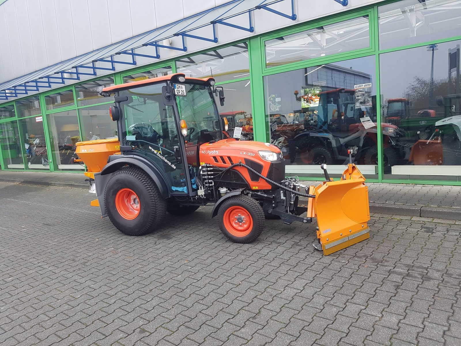 Kommunaltraktor of the type Kubota LX351 CAB Winterdienstpaket, Gebrauchtmaschine in Olpe (Picture 2)