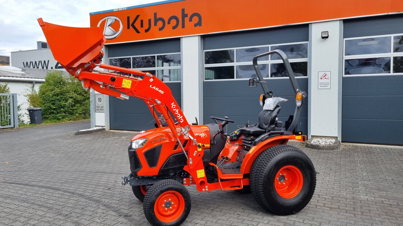 Kommunaltraktor des Typs Kubota LX351 Frontlader, Neumaschine in Olpe (Bild 1)