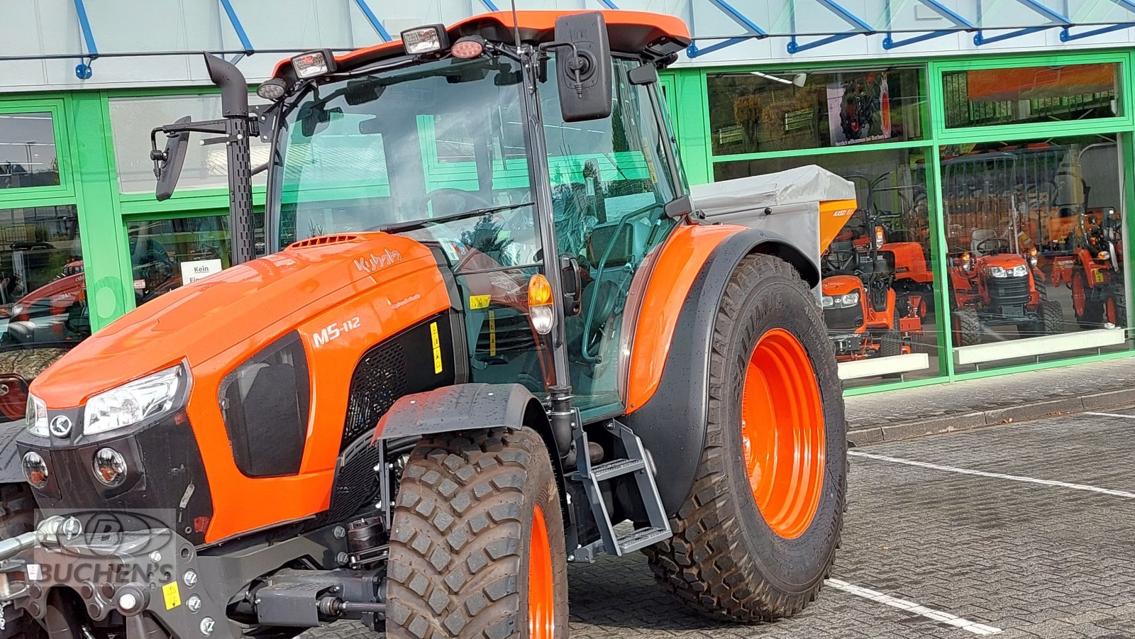 Kommunaltraktor des Typs Kubota M5-112 CAB Winterdienstpaket, Neumaschine in Olpe (Bild 2)