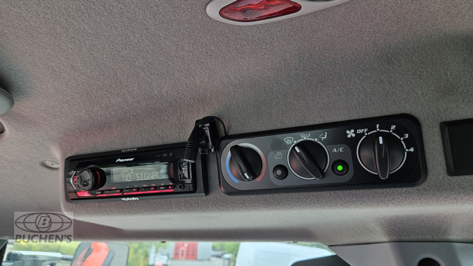 Kommunaltraktor des Typs Kubota M5-112 CAB Winterdienstpaket, Neumaschine in Olpe (Bild 12)