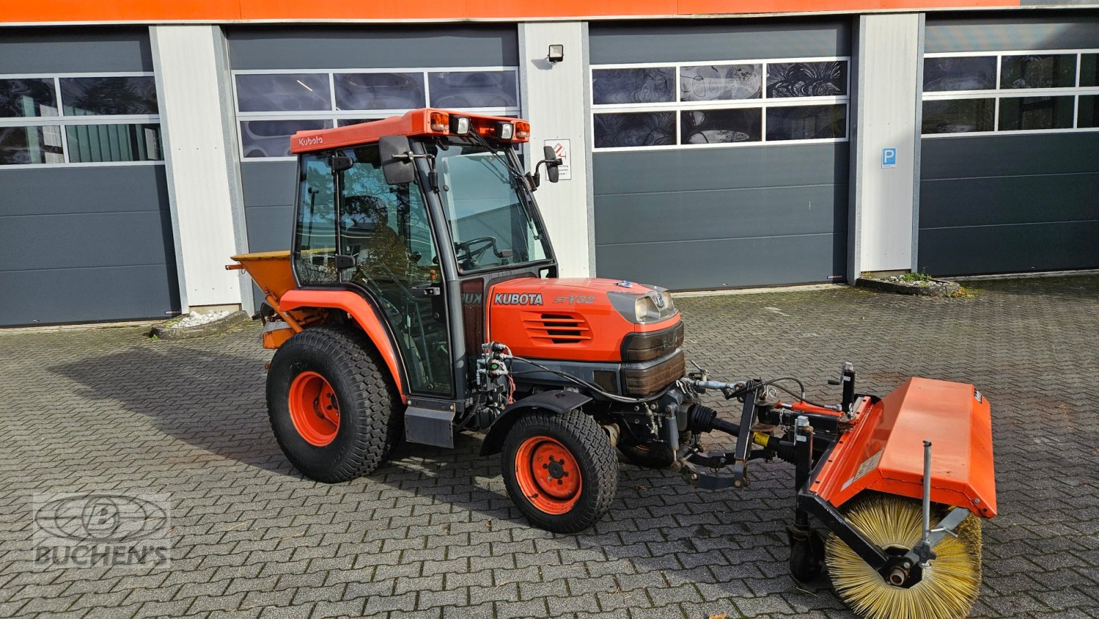 Kommunaltraktor des Typs Kubota STV 32 Winterdienst, Gebrauchtmaschine in Olpe (Bild 1)