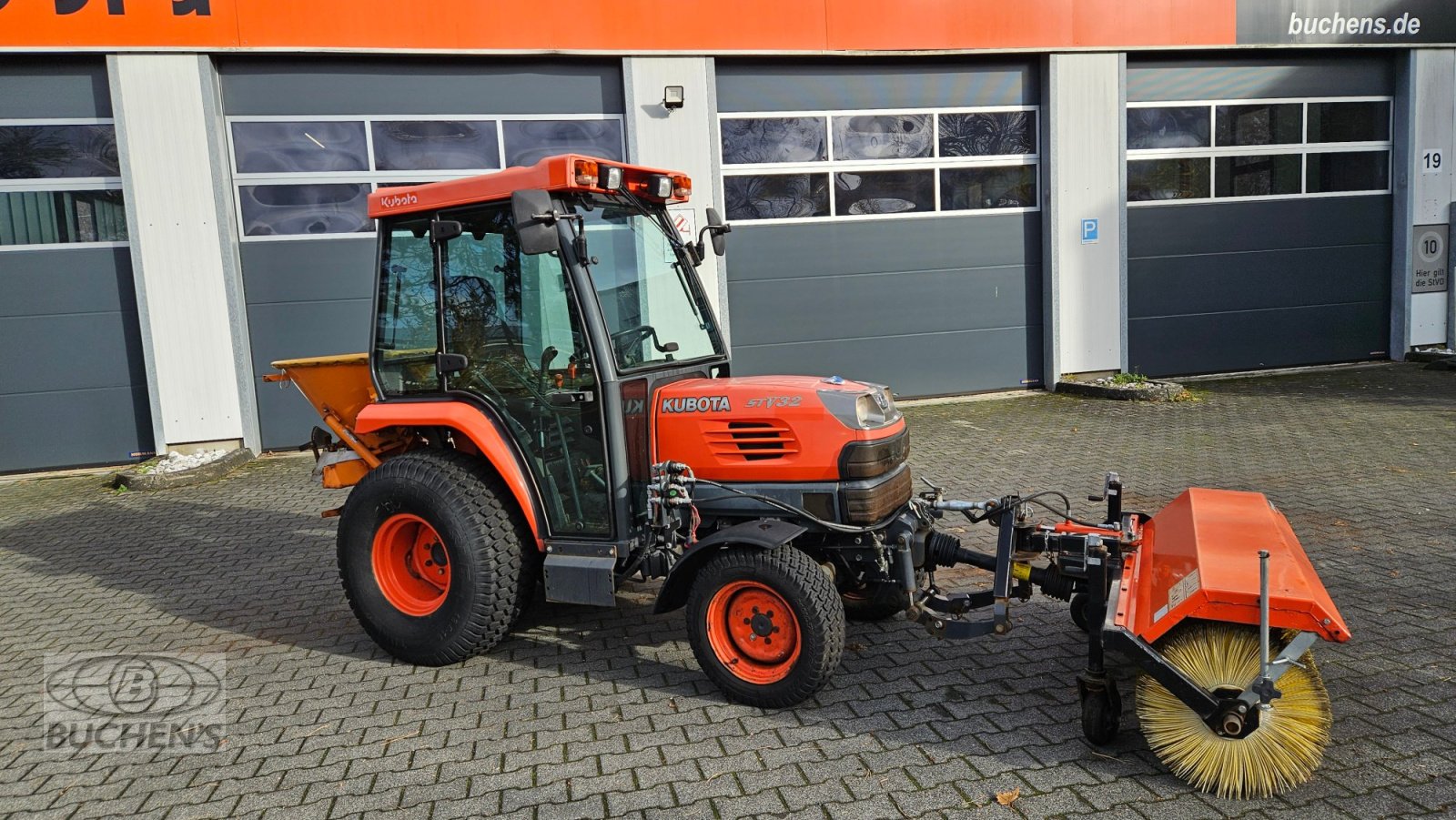 Kommunaltraktor des Typs Kubota STV 32 Winterdienst, Gebrauchtmaschine in Olpe (Bild 2)