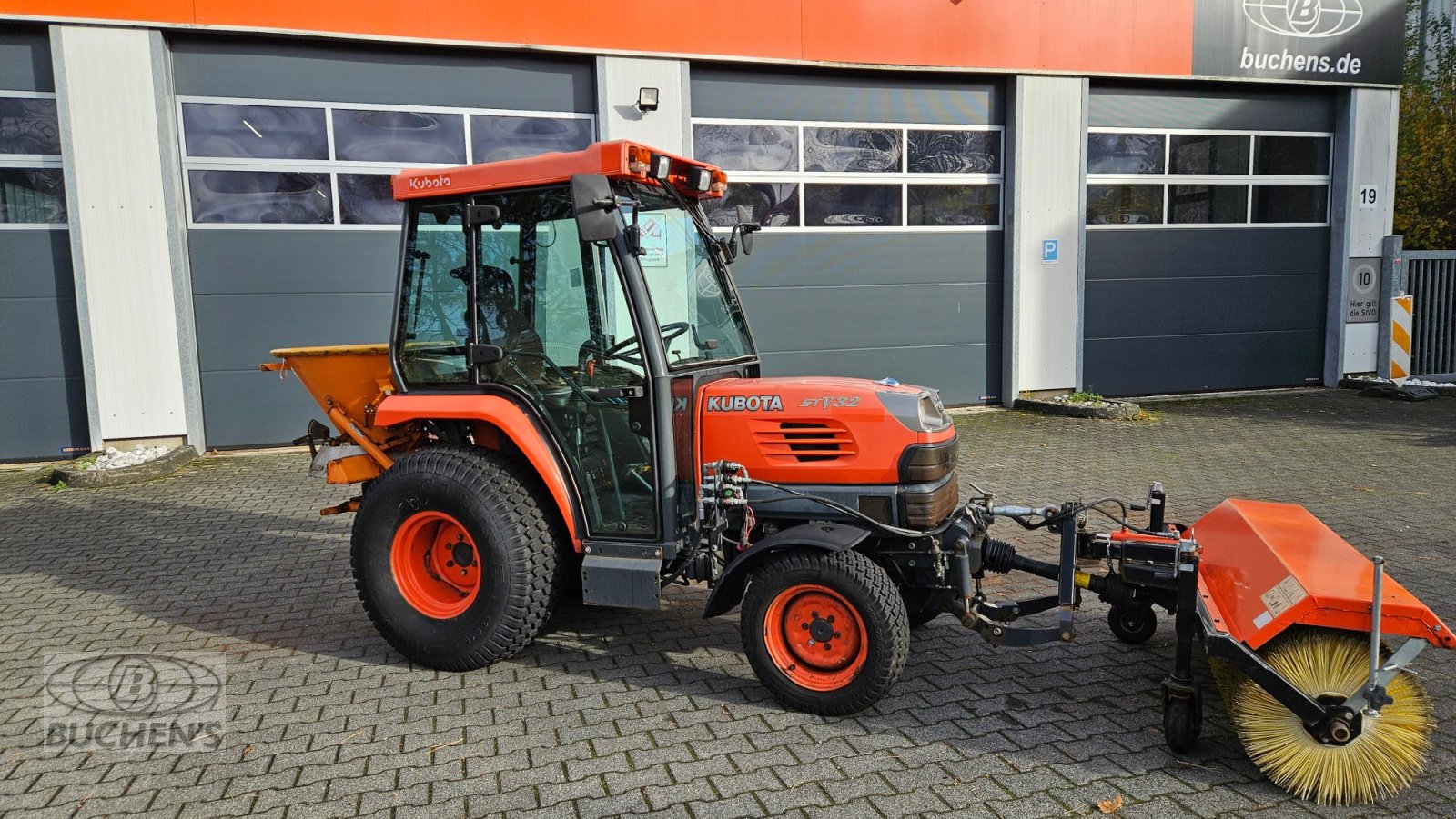 Kommunaltraktor des Typs Kubota STV 32 Winterdienst, Gebrauchtmaschine in Olpe (Bild 3)