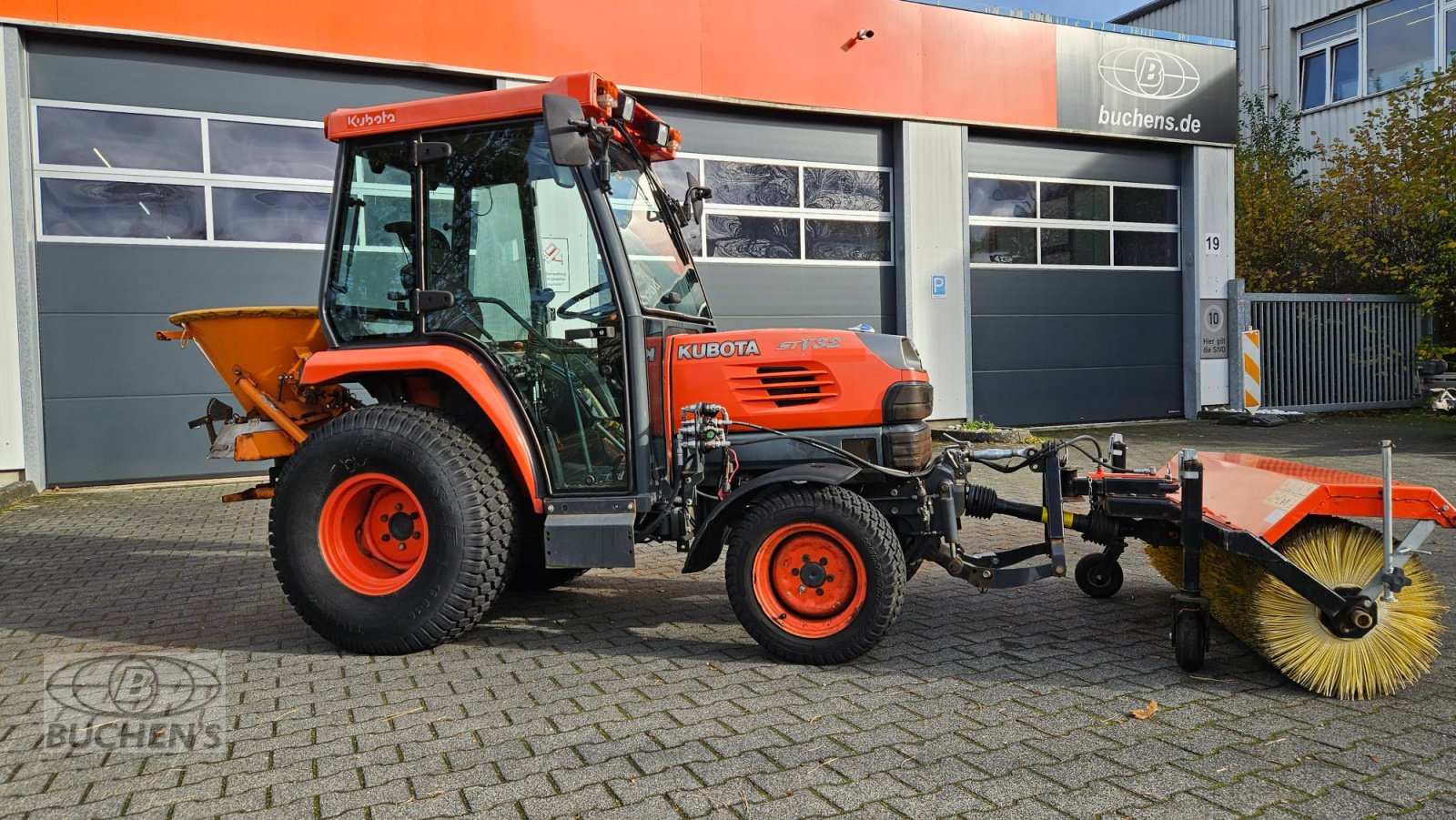 Kommunaltraktor des Typs Kubota STV 32 Winterdienst, Gebrauchtmaschine in Olpe (Bild 4)