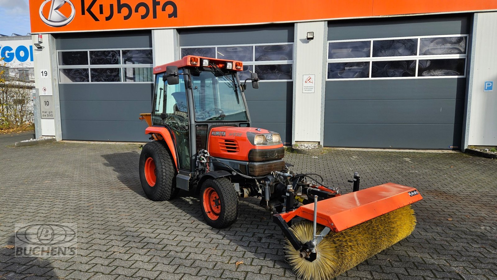 Kommunaltraktor des Typs Kubota STV 32 Winterdienst, Gebrauchtmaschine in Olpe (Bild 8)