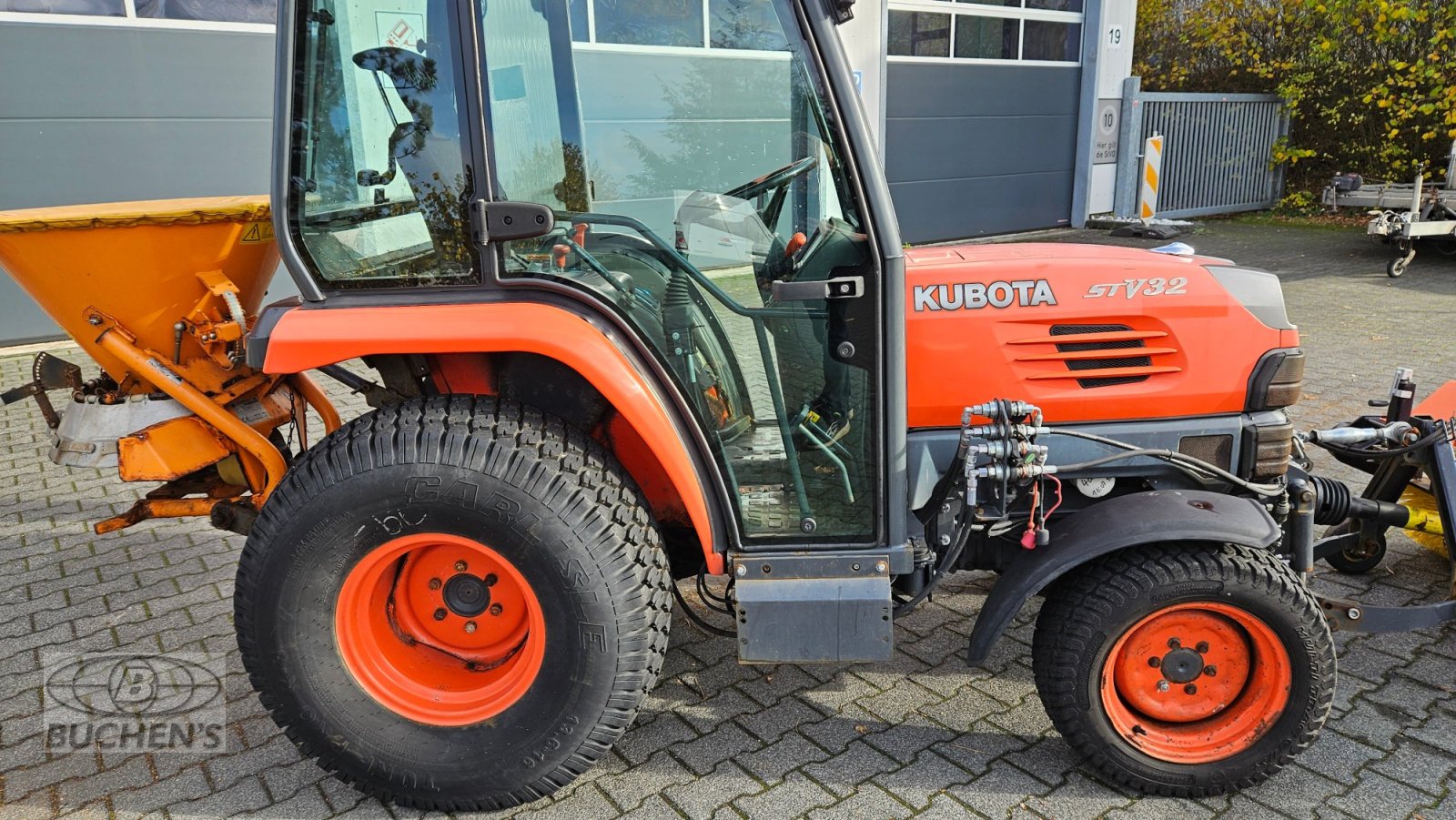 Kommunaltraktor des Typs Kubota STV 32 Winterdienst, Gebrauchtmaschine in Olpe (Bild 11)