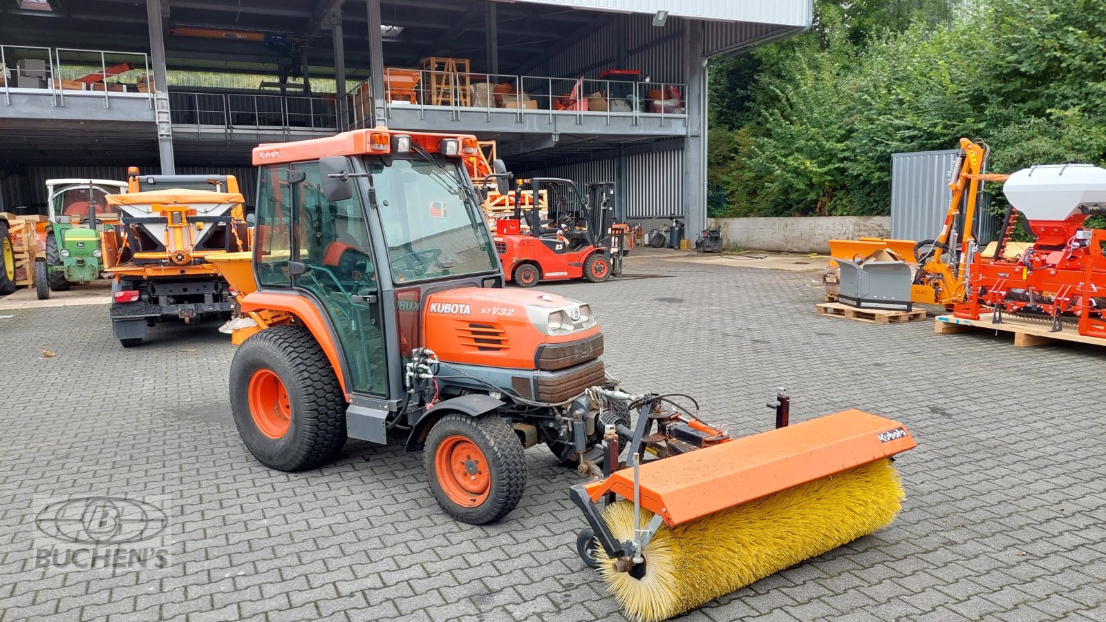 Kommunaltraktor des Typs Kubota STV32, Gebrauchtmaschine in Olpe (Bild 1)