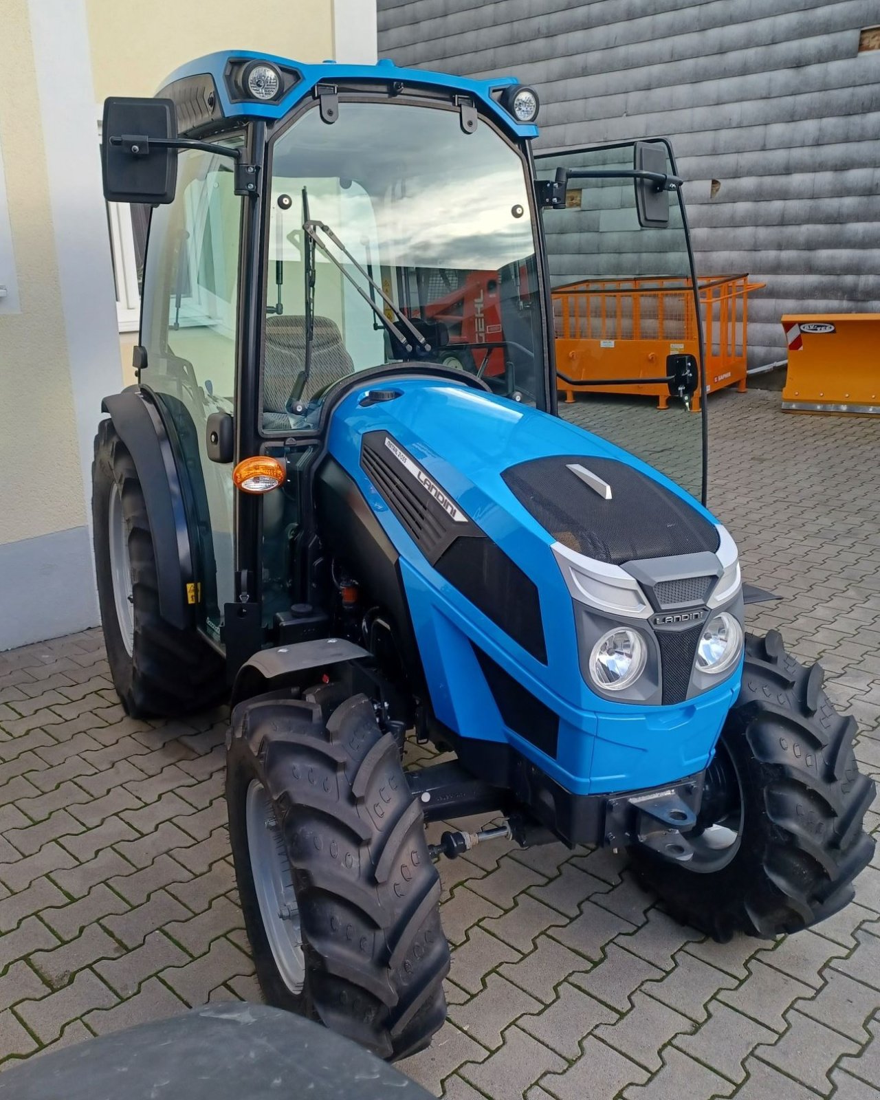 Kommunaltraktor des Typs Landini Mistral 2-055, Neumaschine in Au/Hallertau (Bild 2)