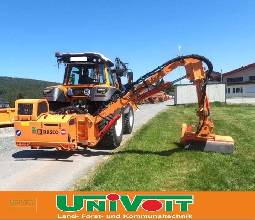 Kommunaltraktor des Typs Lindner Lintrac 130 mit Rasco Schneepflug Rasco Streuer Rasco Auslegemulcher, Neumaschine in Warmensteinach (Bild 7)