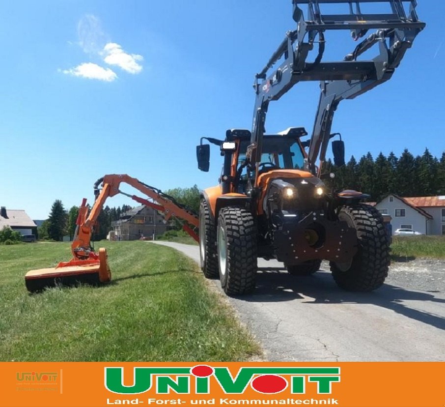 Kommunaltraktor des Typs Lindner Lintrac 130 mit Rasco Schneepflug Rasco Streuer Rasco Auslegemulcher, Neumaschine in Warmensteinach (Bild 10)