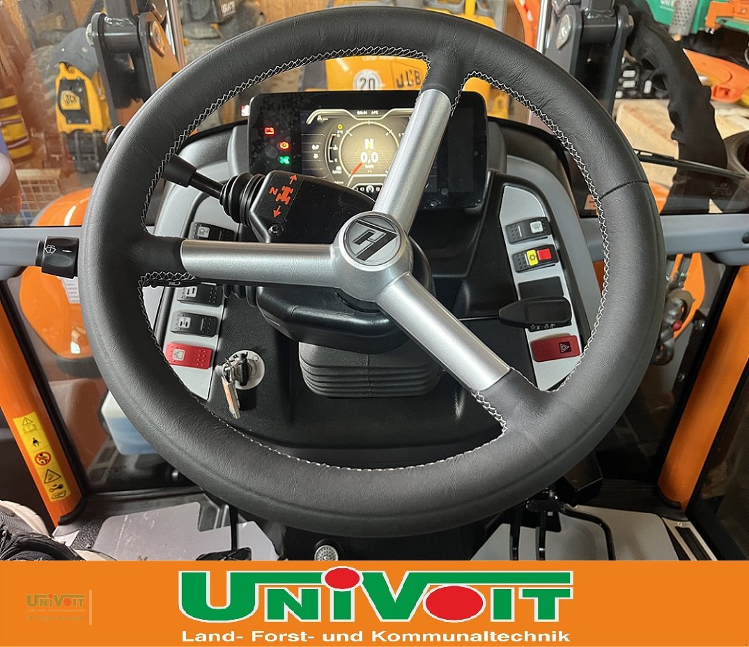 Kommunaltraktor des Typs Lindner Lintrac 130 mit Rasco Schneepflug Rasco Streuer Rasco Auslegemulcher, Neumaschine in Warmensteinach (Bild 11)