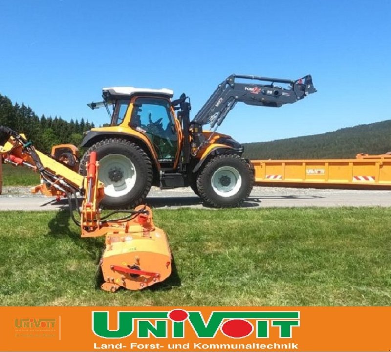 Kommunaltraktor des Typs Lindner Lintrac 130 mit Rasco Schneepflug Rasco Streuer Rasco Auslegemulcher, Neumaschine in Warmensteinach (Bild 14)