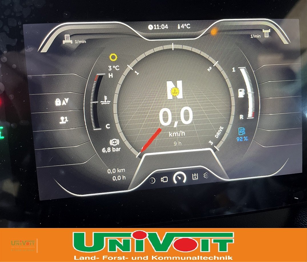 Kommunaltraktor des Typs Lindner Lintrac 130 mit Rasco Schneepflug Rasco Streuer Rasco Auslegemulcher, Neumaschine in Warmensteinach (Bild 15)