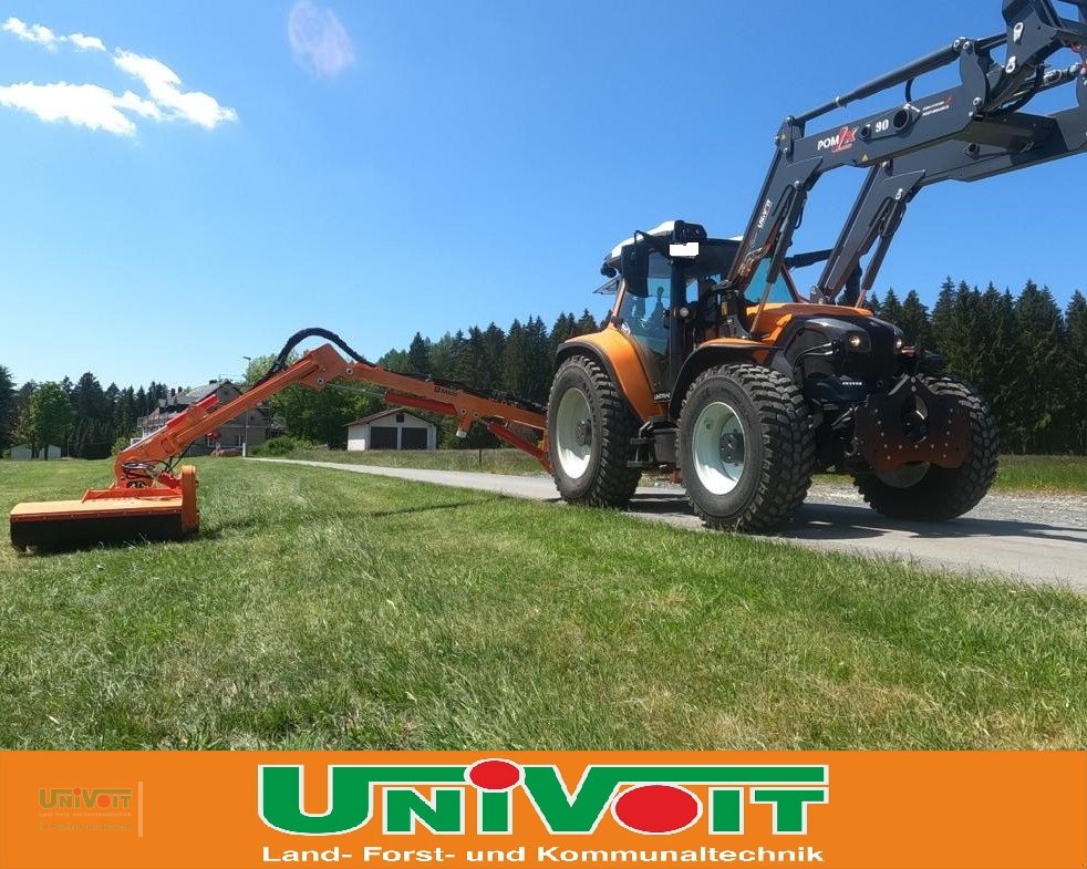Kommunaltraktor des Typs Lindner Lintrac 130 mit Rasco Schneepflug Rasco Streuer Rasco Auslegemulcher, Neumaschine in Warmensteinach (Bild 18)