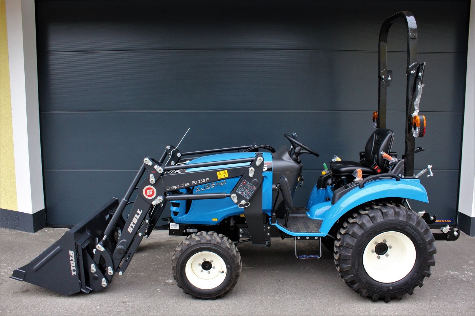 Kommunaltraktor des Typs LS Tractor XJ 25 HST, Neumaschine in Pischelsdorf (Bild 1)