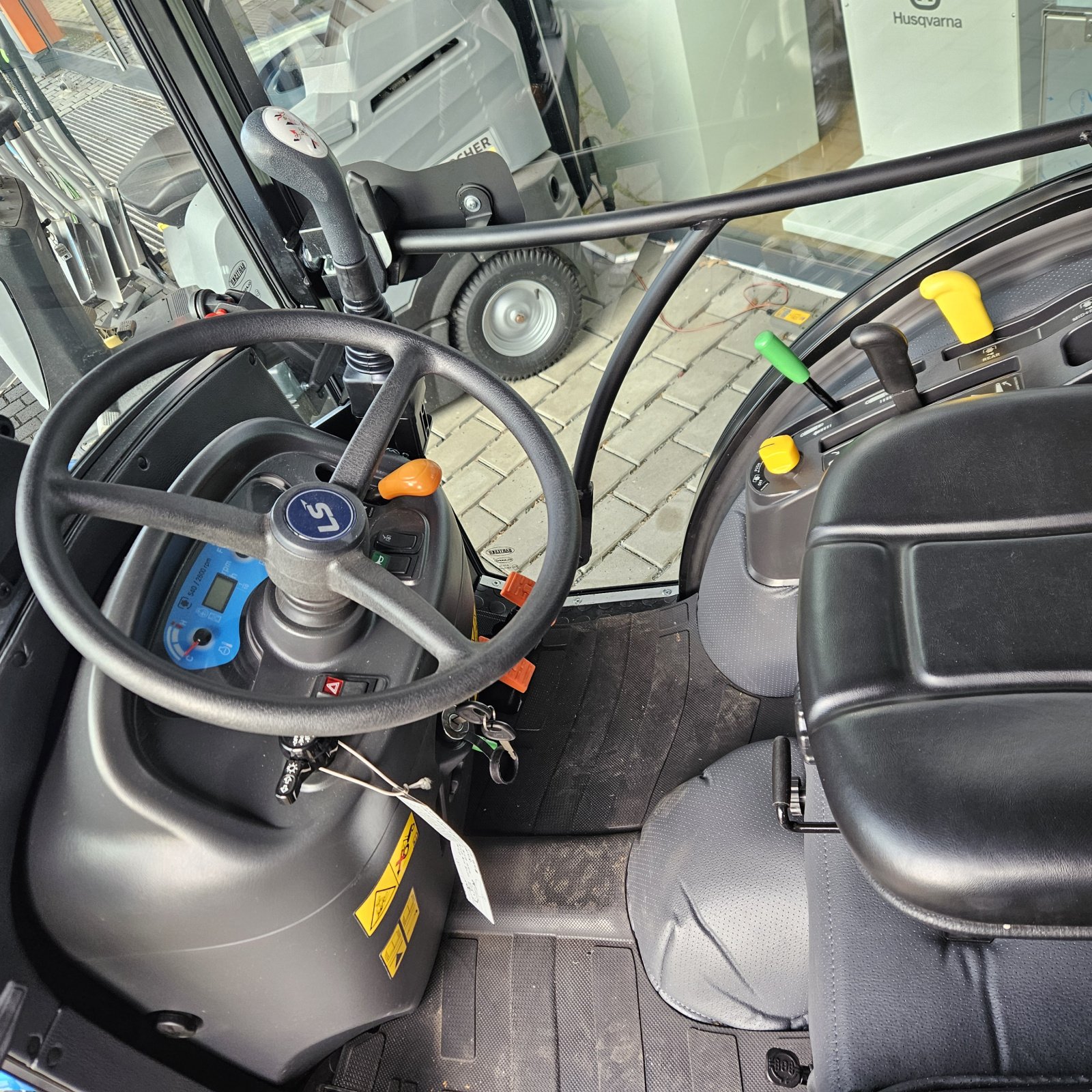 Kommunaltraktor des Typs LS Tractor XJ25, Neumaschine in Mainz-Kastel (Bild 3)