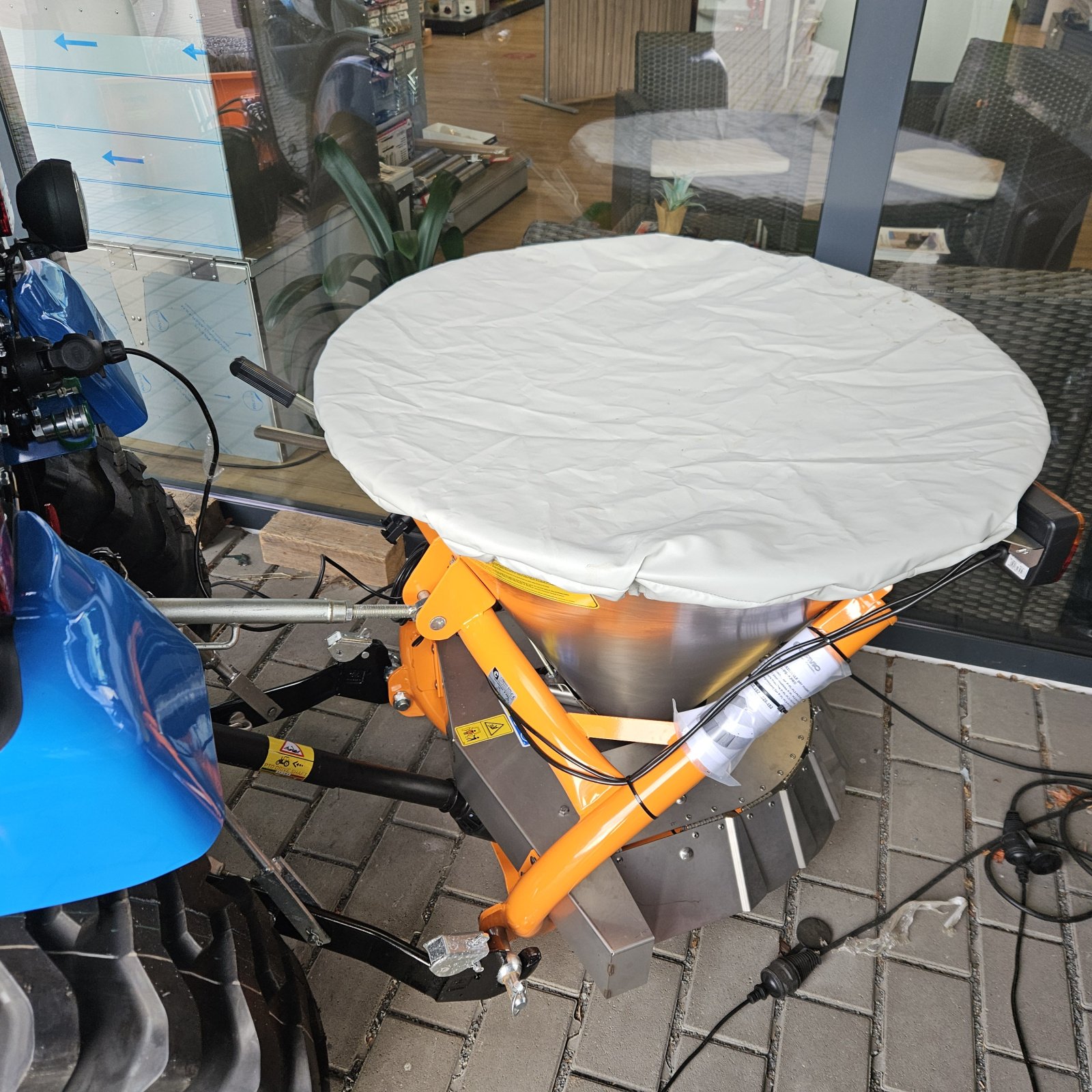 Kommunaltraktor des Typs LS Tractor XJ25, Neumaschine in Mainz-Kastel (Bild 4)